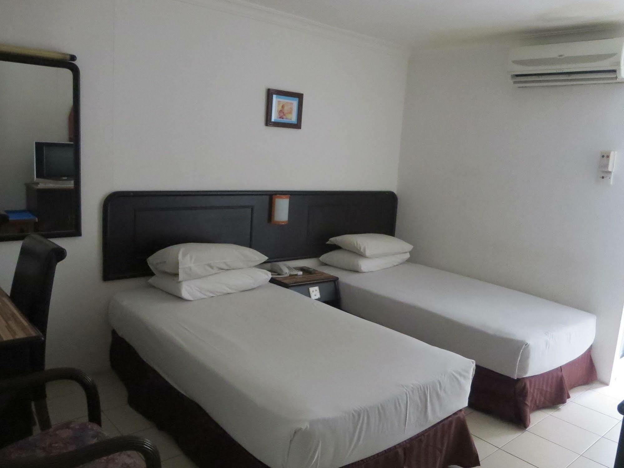 Wah May Hotel Kota Kinabalu Bagian luar foto